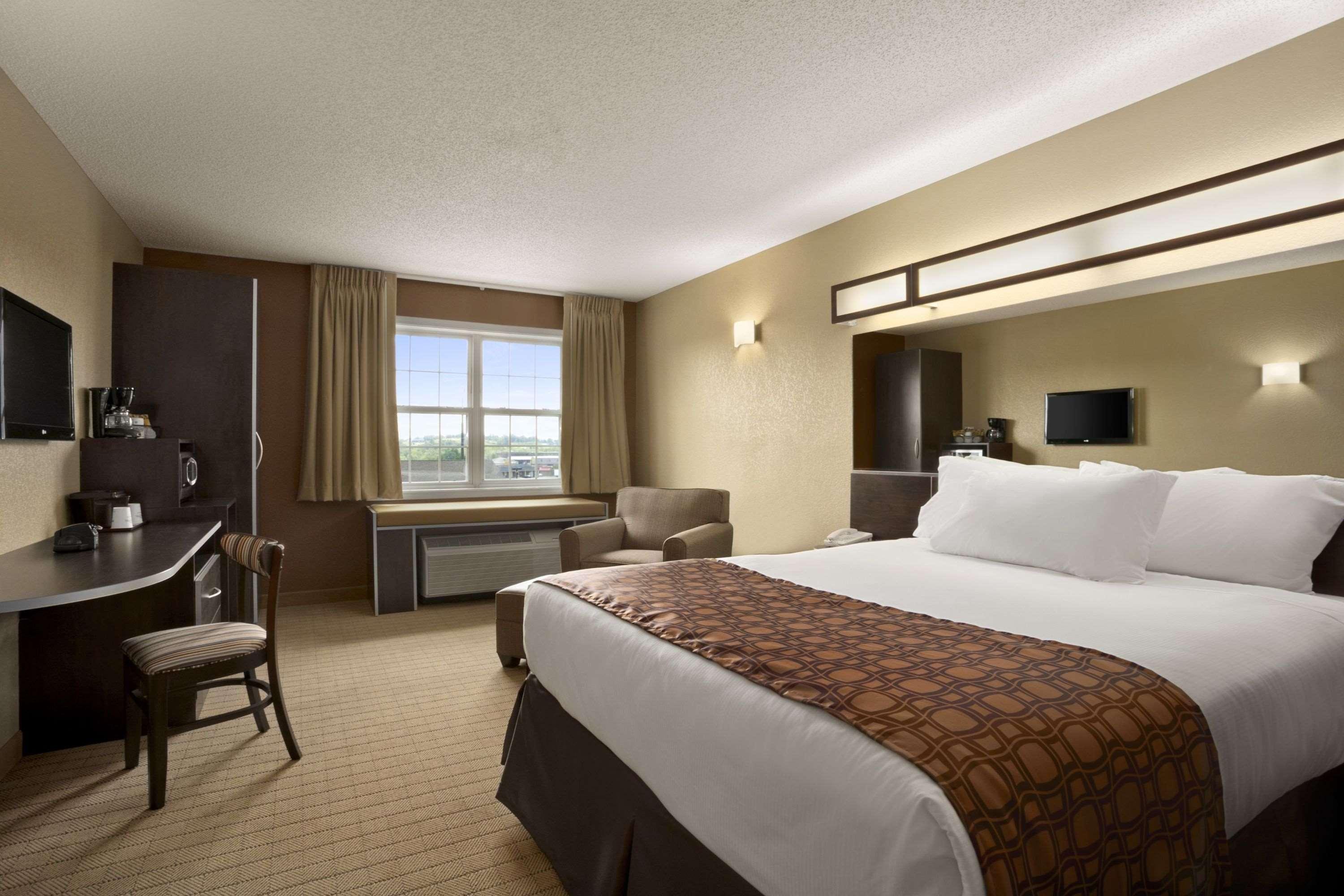 Microtel Inn & Suites By Wyndham Mineral Wells/Parkersburg Екстер'єр фото