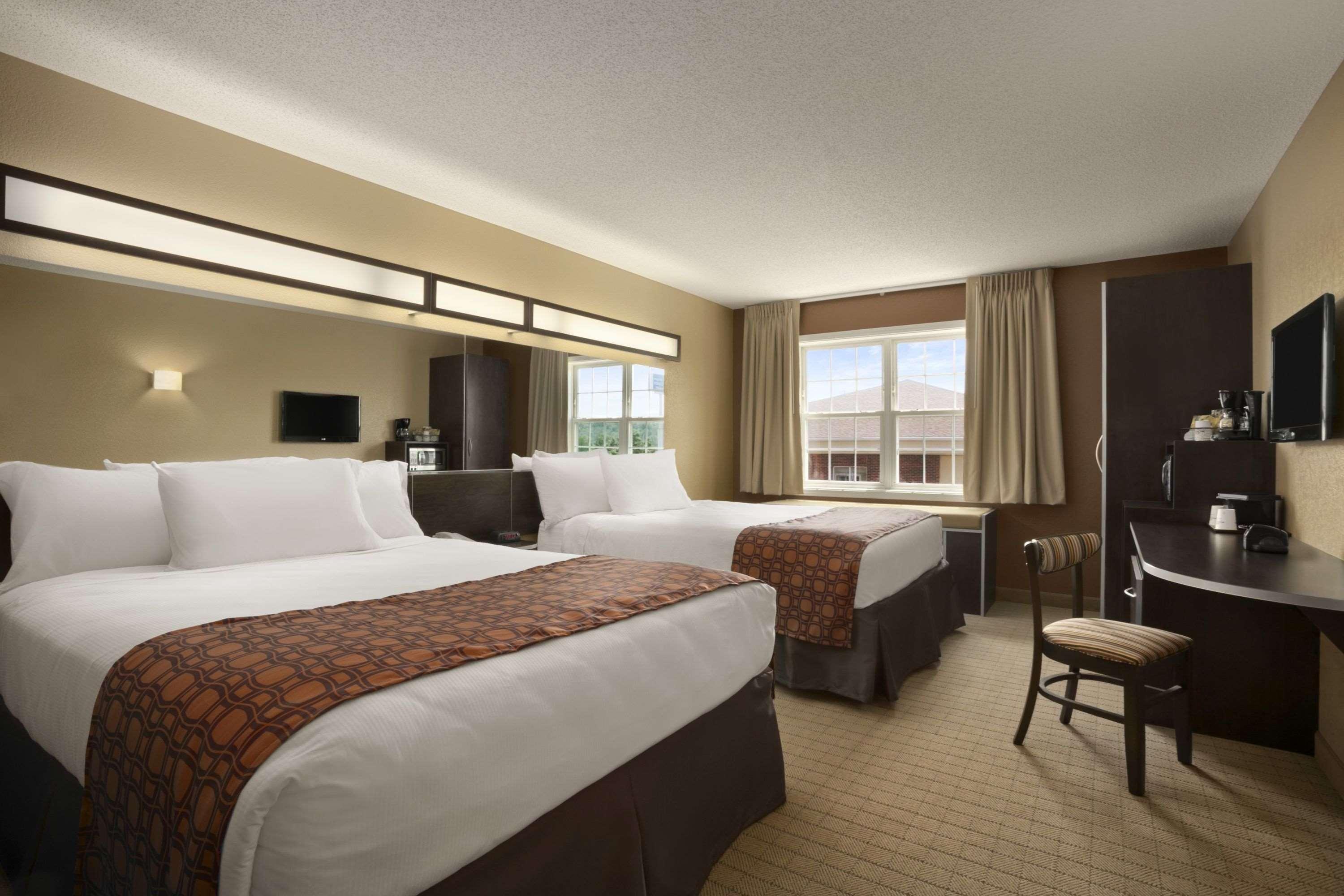 Microtel Inn & Suites By Wyndham Mineral Wells/Parkersburg Екстер'єр фото