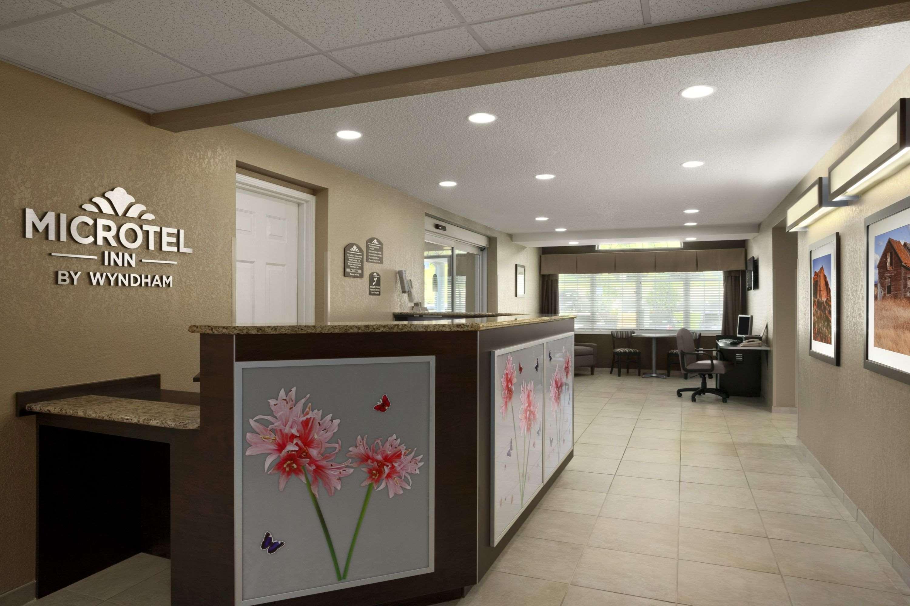Microtel Inn & Suites By Wyndham Mineral Wells/Parkersburg Екстер'єр фото