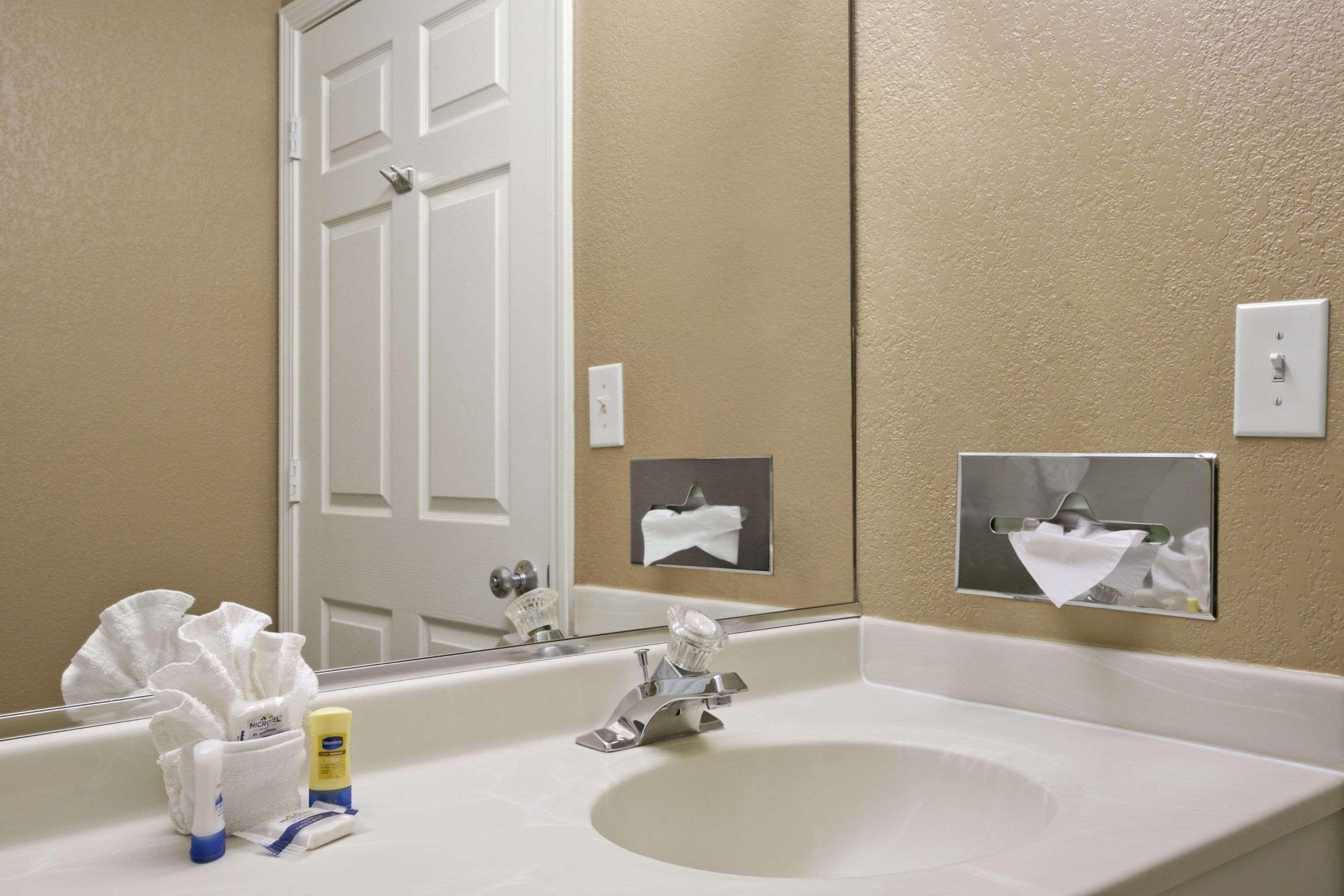 Microtel Inn & Suites By Wyndham Mineral Wells/Parkersburg Екстер'єр фото