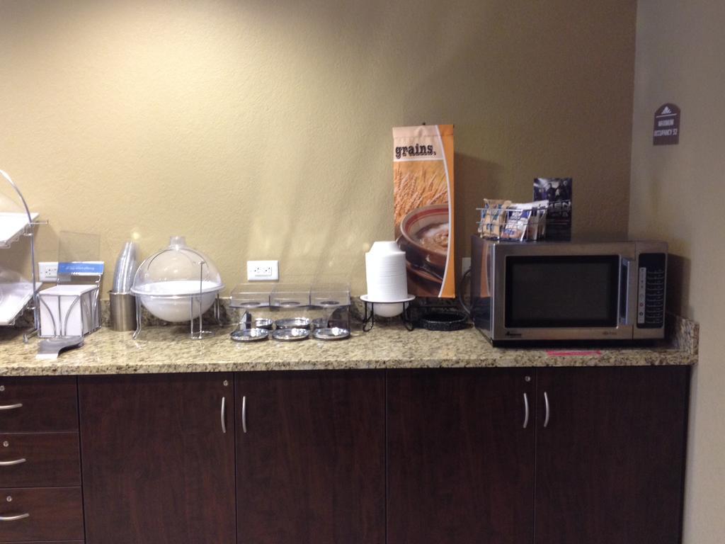 Microtel Inn & Suites By Wyndham Mineral Wells/Parkersburg Екстер'єр фото