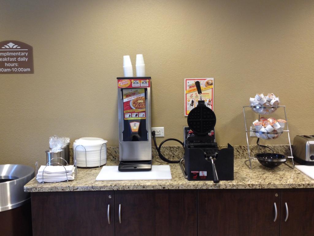 Microtel Inn & Suites By Wyndham Mineral Wells/Parkersburg Екстер'єр фото