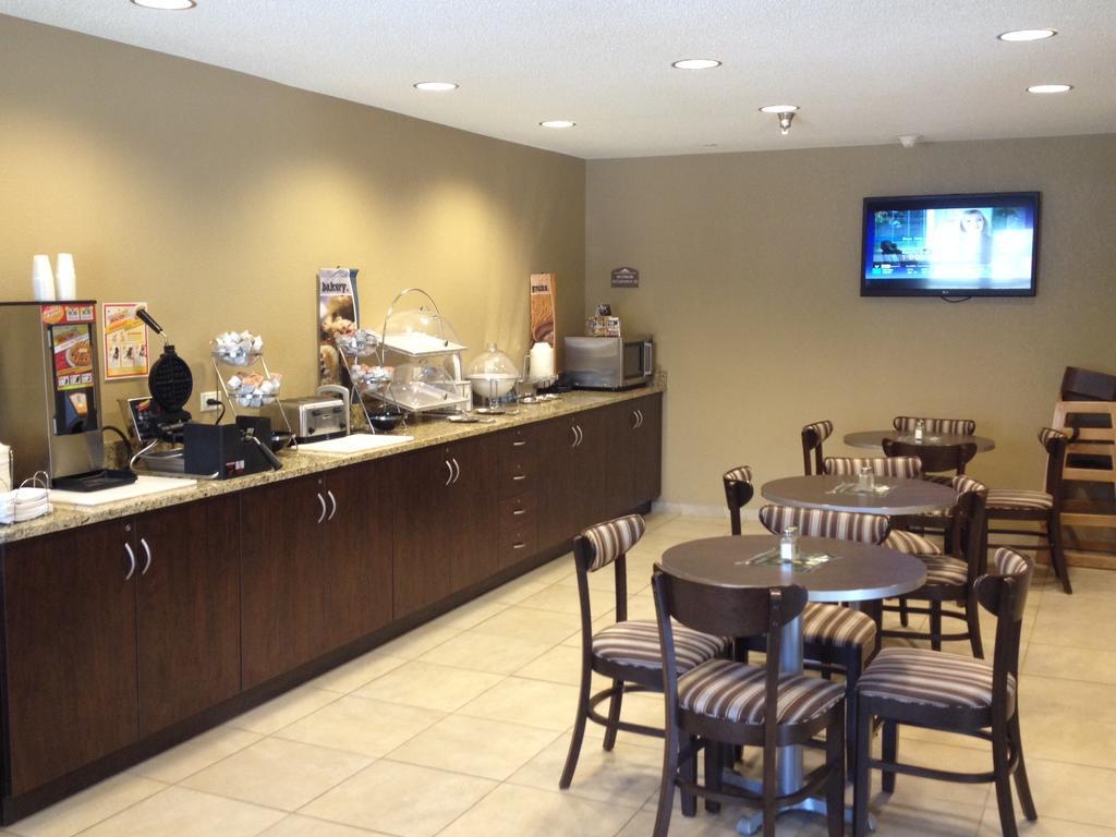 Microtel Inn & Suites By Wyndham Mineral Wells/Parkersburg Екстер'єр фото