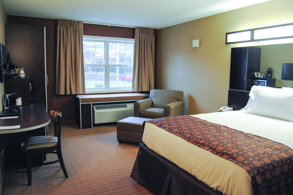 Microtel Inn & Suites By Wyndham Mineral Wells/Parkersburg Екстер'єр фото