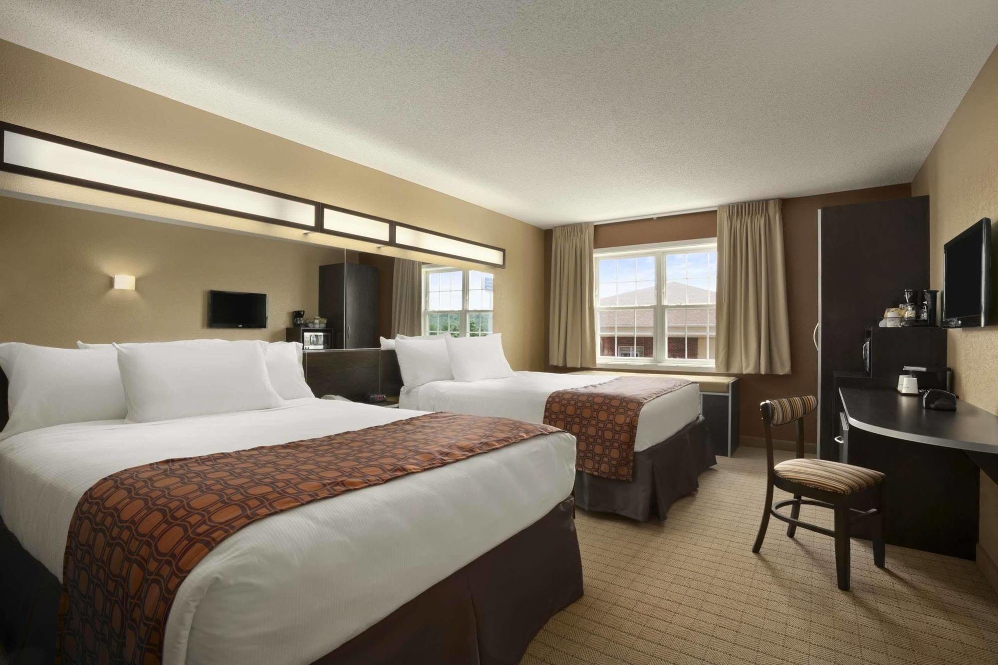 Microtel Inn & Suites By Wyndham Mineral Wells/Parkersburg Екстер'єр фото