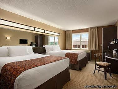 Microtel Inn & Suites By Wyndham Mineral Wells/Parkersburg Екстер'єр фото
